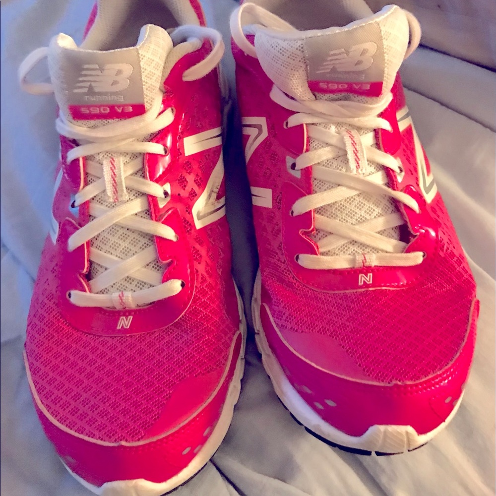 Wonen’s New Balance 590 V3 Running Shoes